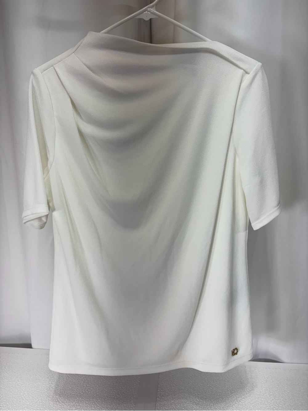 Donna Karan Cream Short-Sleeve Draped-Back Tee with Logo Accent 4010
